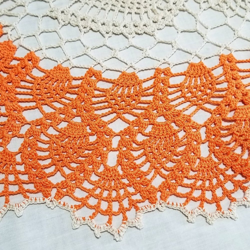 Vintage Style New Hand Crafted Pineapple white and coral, 17 1/2" x 27" - Picture 3 of 5